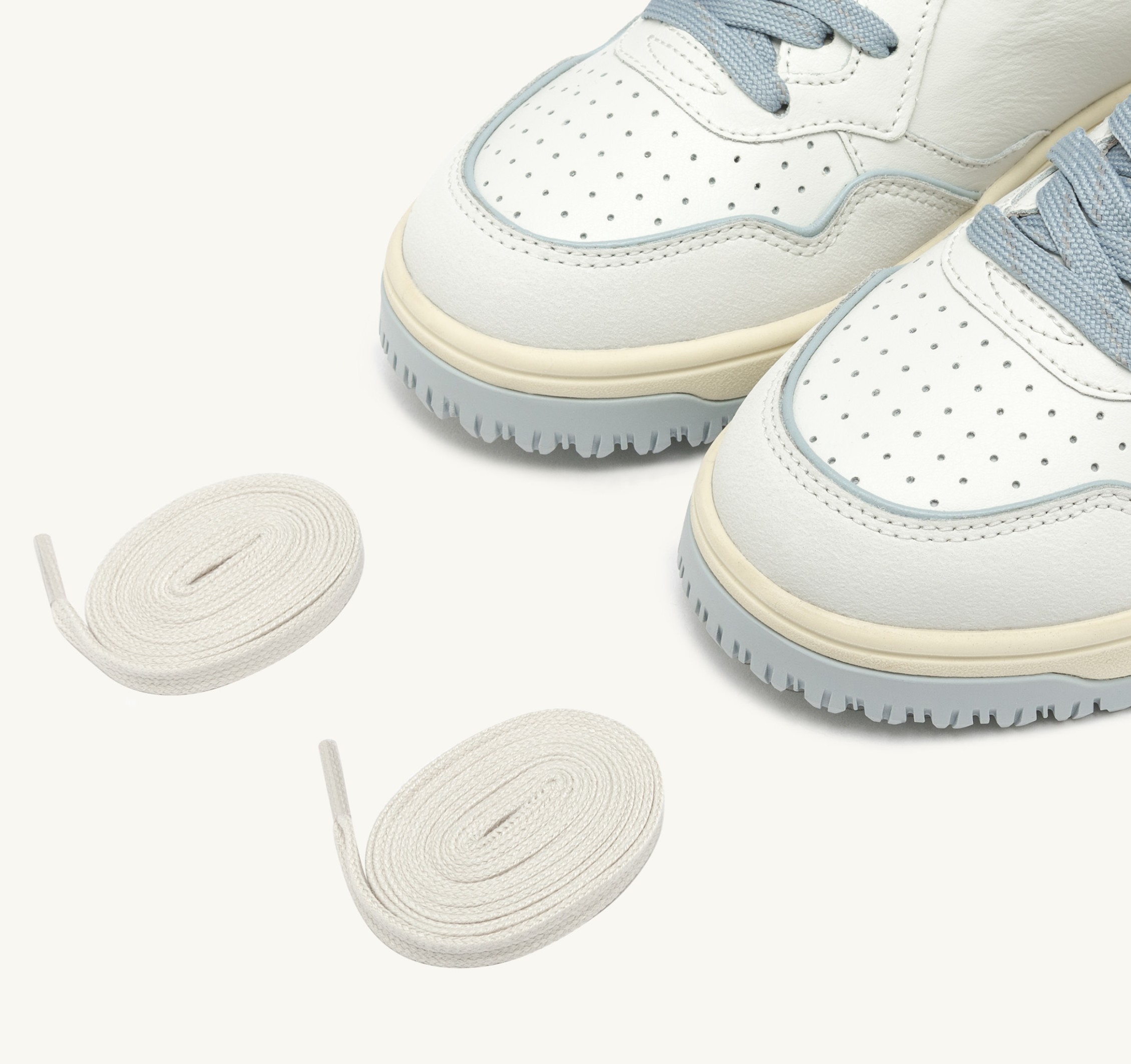 BASKETS GOLF LOW EN CUIR COLORIS BLANC ET PEARL BLUE
