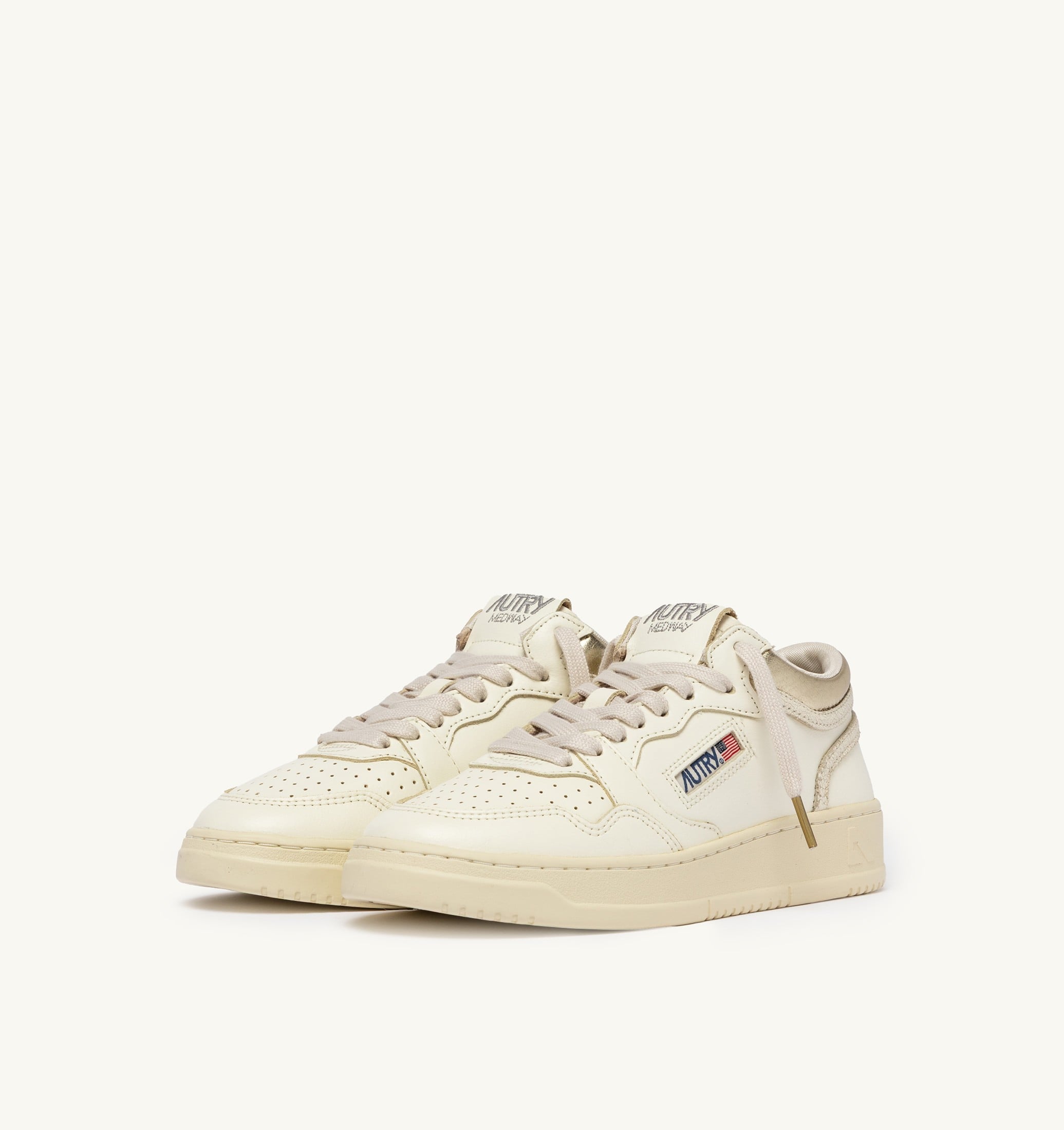 BASKETS MED-WAY EN CUIR COLORIS MARSHMALLOW ET PLATINE