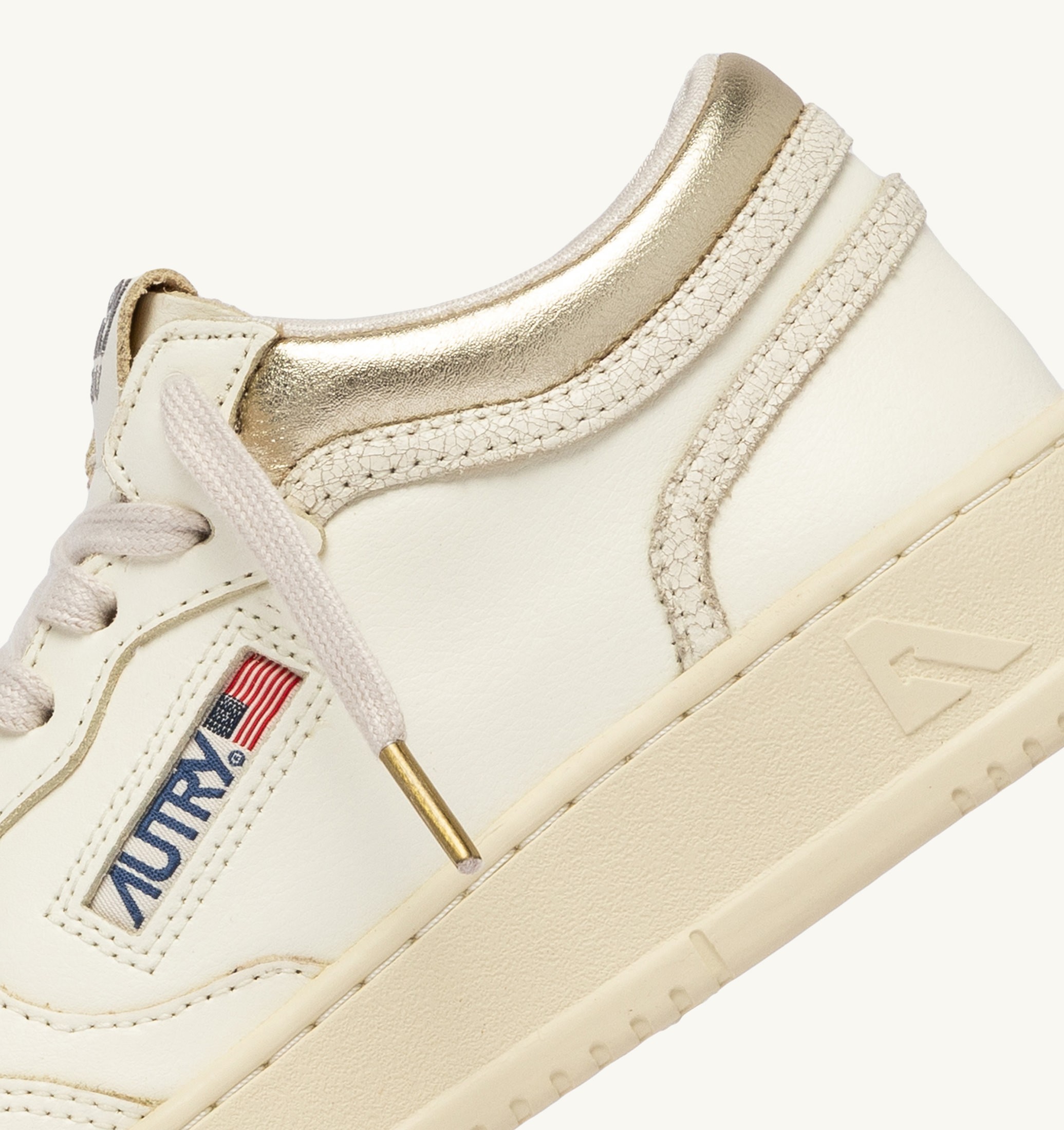 BASKETS MED-WAY EN CUIR COLORIS MARSHMALLOW ET PLATINE