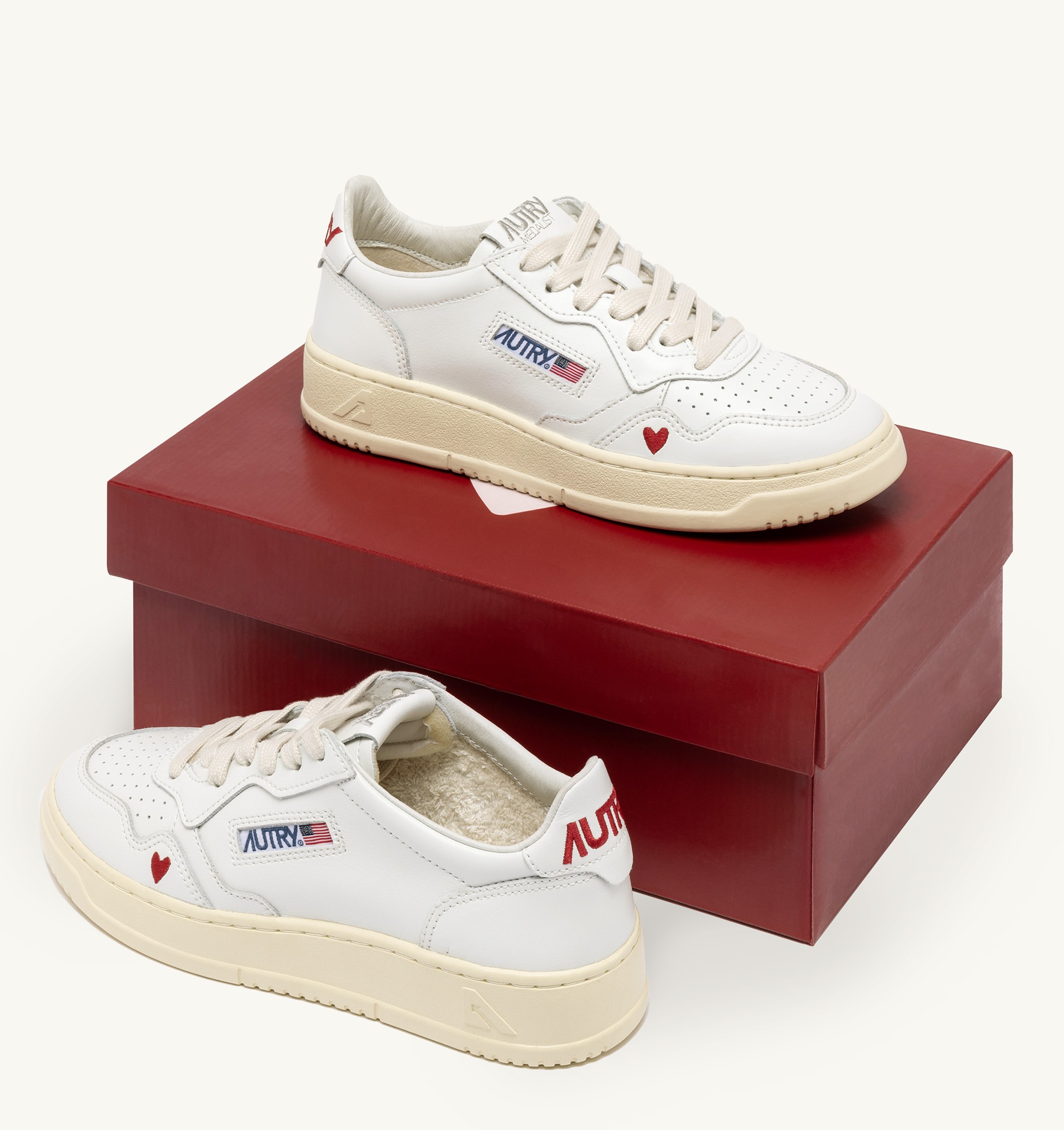 BASKETS MEDALIST 'LOVE' EN CUIR BLANC ET ROUGE