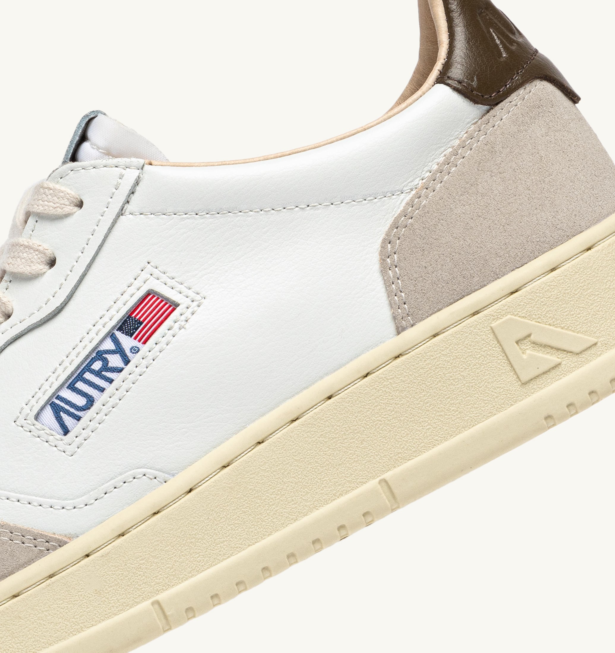 BASKETS MEDALIST LOW EN DAIM ET CUIR BLANC ET TEAK