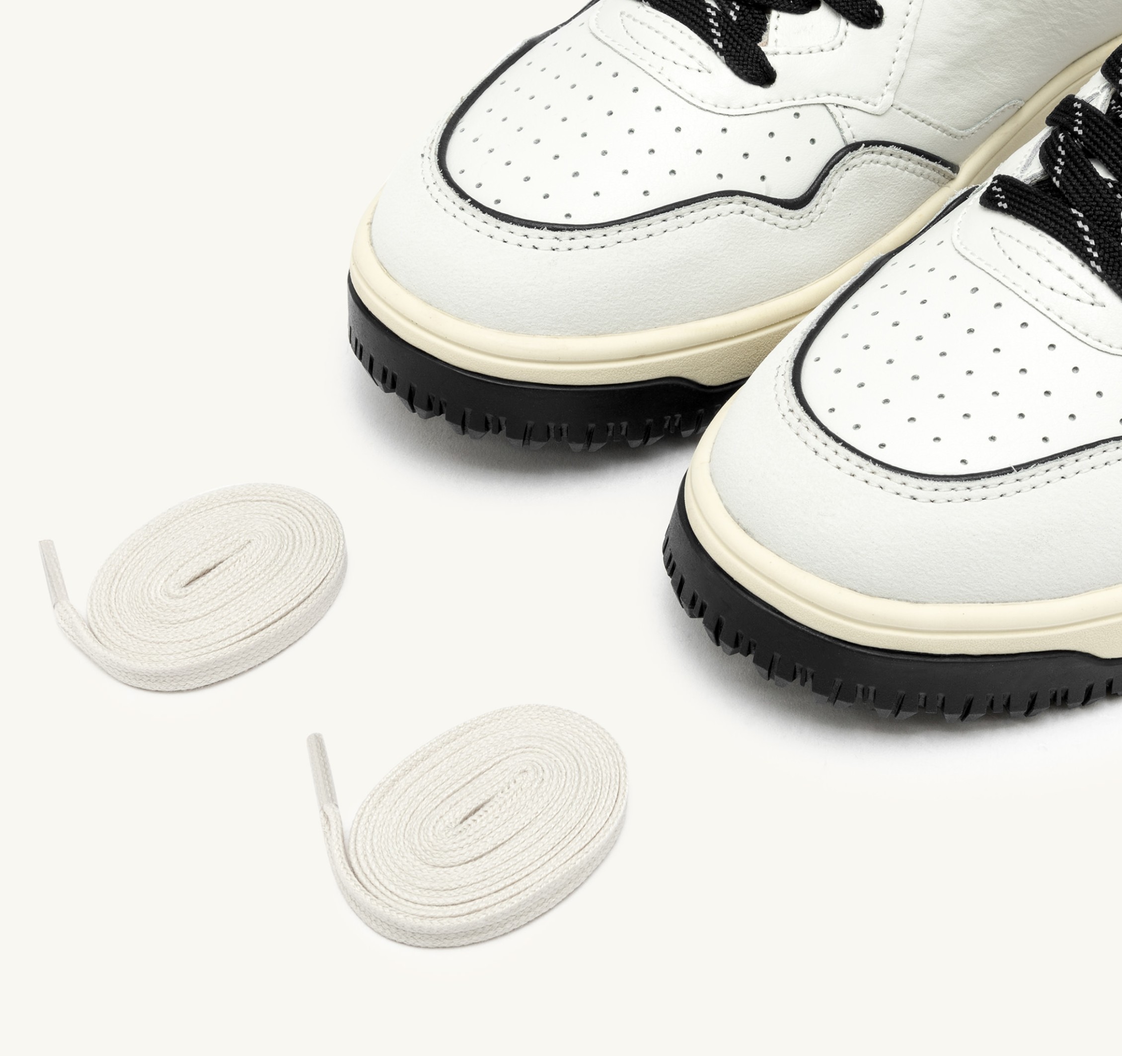 BASKETS GOLF LOW EN CUIR COLORIS BLANC ET NOIR