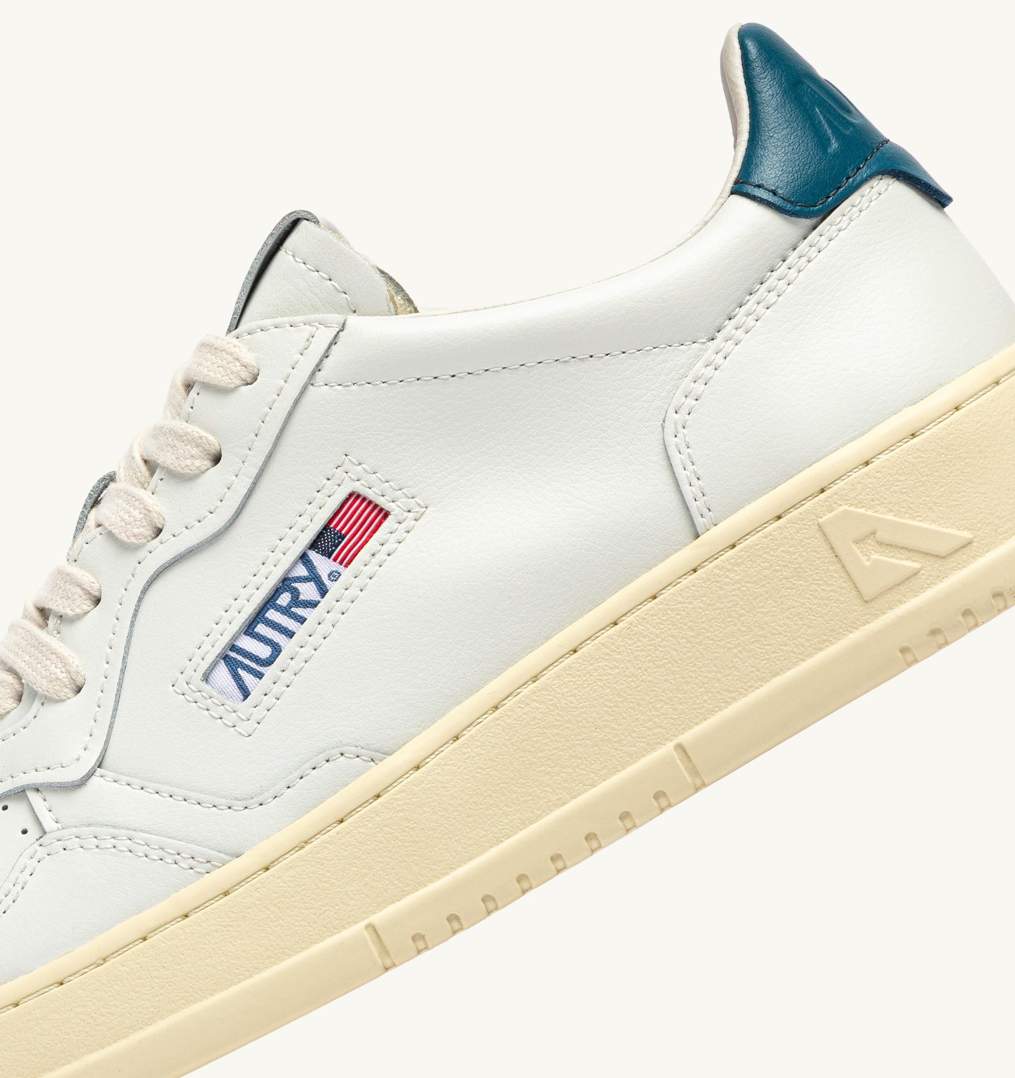 BASKETS MEDALIST LOW EN CUIR BLANC ET MALLARD BLUE