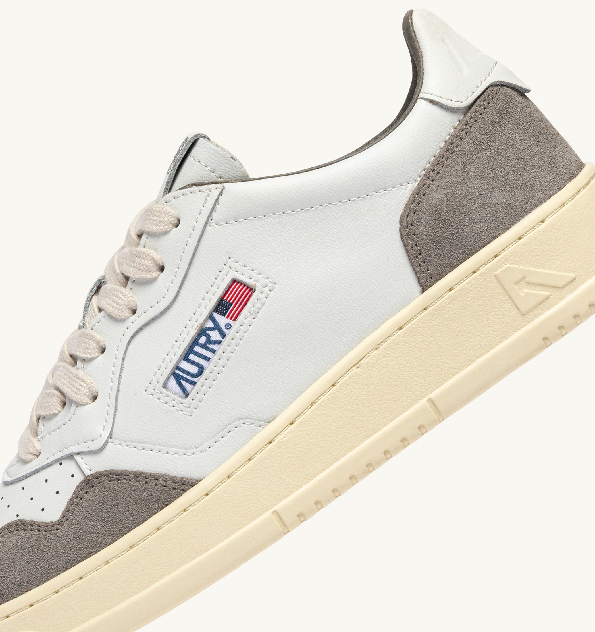 BASKETS MEDALIST LOW EN CUIR BLANC ET DAIM CIMENT