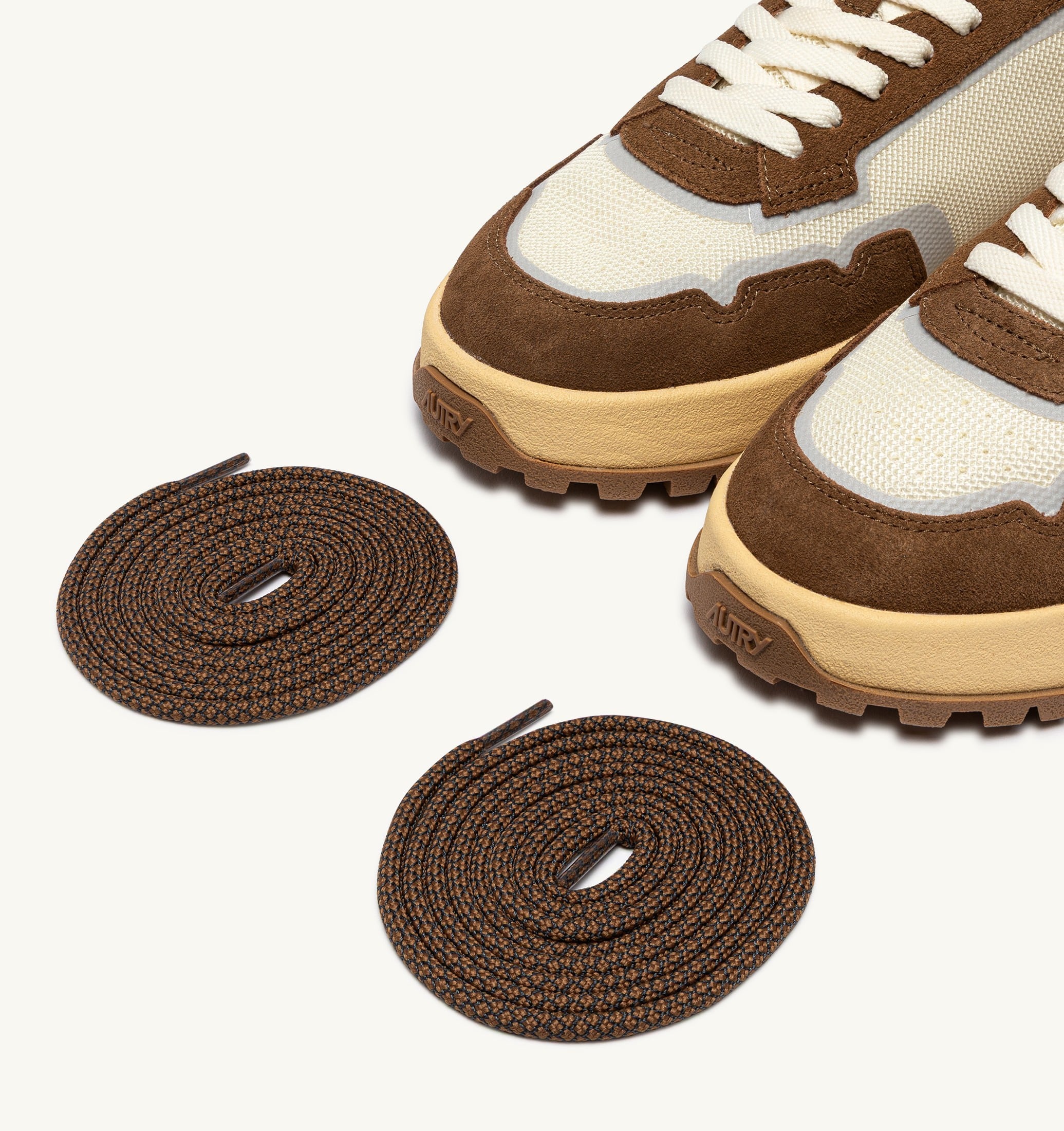BASKETS WILDPACE LOW EN DRAGON MESH ET DAIM MARSHMALLOW ET CIGARE